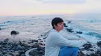 Pantai nampaknya menjadi destinasi wisata favorit aktor bernama lengkap Angga Aldi Yunanda. Begini gaya Angga saat menikmati senja di pantai. Hoodie dan jeans memang menjadi outfit santai andalan cowok kelahiran Lombok ini.(Liputan6.com/IG/@anggayunandareal16)