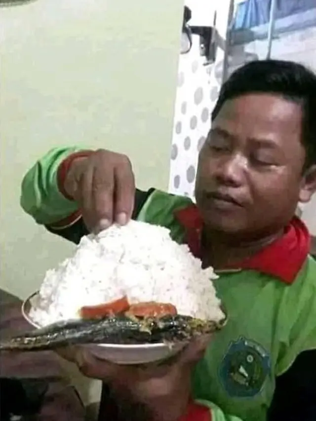 6 Momen Kuli Bangunan saat Makan Setelah Bekerja Ini Curi Perhatian