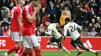 Gelandang Chelsea asal Portugal Pedro Neto merayakan gol kedua timnya dalam pertandingan Liga Primer Inggris antara Nottingham Forest dan Chelsea di The City Ground, Nottingham, Inggris pada 18 Oktober 2025. (JUSTIN TALLIS / AFP)