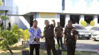 Penjabat Wali Kota Makassar, Iqbal S Suhaeb saat berbincang dengan Kajati Sulsel, Firdaus Dewilmar (Liputan6.com/ Eka Hakim)