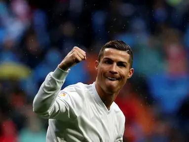 Bintang Real Madrid, Cristiano Ronaldo, merayakan gol yang dicetaknya ke gawang Sporting Gijon pada laga La Liga di Stadion Santiago Bernabeu, Sabtu (26/11/2016). Madrid menang 2-1 atas Gijon. (Reuters/Susana Vera)