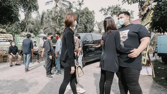 6 Potret Kebersamaan Ivan Gunawan dan Bella Aprilia, Dikabarkan Dekat