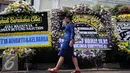 Karangan Bunga dari Persatuan Advokat Indonesia (Peradin) di letakan di rumah duka almarhum Adnan Buyung di kawasan Lebak Bulus, Jakarta, Rabu (23/9/2015). Jenazah di makamkan besok usai solat ied di tpu tanah kusir. (Liputan6.com/Helmi Afandi)