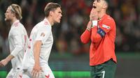 Momen Cristiano Ronaldo usai gagal cetak gol ke gawang Denmark. (Patricia DE MELO MOREIRA / AFP)