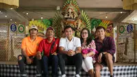 Bek tengah Timnas Indonesia U-22 Komang Teguh Trisnanda (tengah) bersama keluarganya di Bandara Internasional I Gusti Ngurah Rai pada Minggu sore (21/5/2023). (Bola.com/Alit Binawan)
