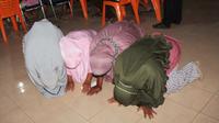 Ibu-ibu yang merupakan pekerja di Kopsa-M sujud syukur setelah mendapat talangan dari PTPN V. (Liputan6.com/M Syukur)