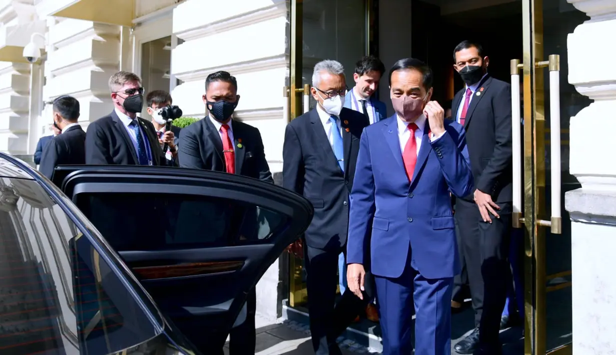 Presiden Joko Widodo atau Jokowi saat menuju lokasi KTT G7 dari Munich, Jerman, 27 Juni 2022. Jokowi juga dijadwalkan akan mengadakan pertemuan bilateral dengan sejumlah pemimpin negara yaitu Kanselir Jerman, Presiden Perancis, PM India, Presiden Senegal, dan PM Kanada. (Foto: Laily Rachev - Biro Pers Sekretariat Presiden)