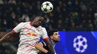 Bek RB Leipzig asal Prancis, Castello Lukeba, berebut bola dengan penyerang Inter Milan, Mehdi Taremi, dalam pertandingan Liga Champions di San Siro, 26 November 2024. (PIERO CRUCIATTI / AFP)