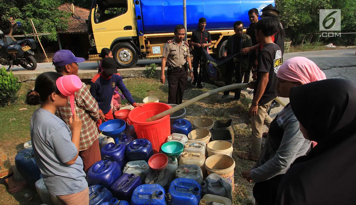 Warga antre mendapatkan bantuan air bersih dari Keluarga Besar Masyarakat Banten di Desa Ridomanah, Cibarusah, Bekasi, Jawa Barat, Rabu (3/7/2019). Sudah 2 bulan kawasan Cibarusah dan sekitarnya mengalami krisis air akibat musim kemarau. (merdeka.com/Arie Basuki)