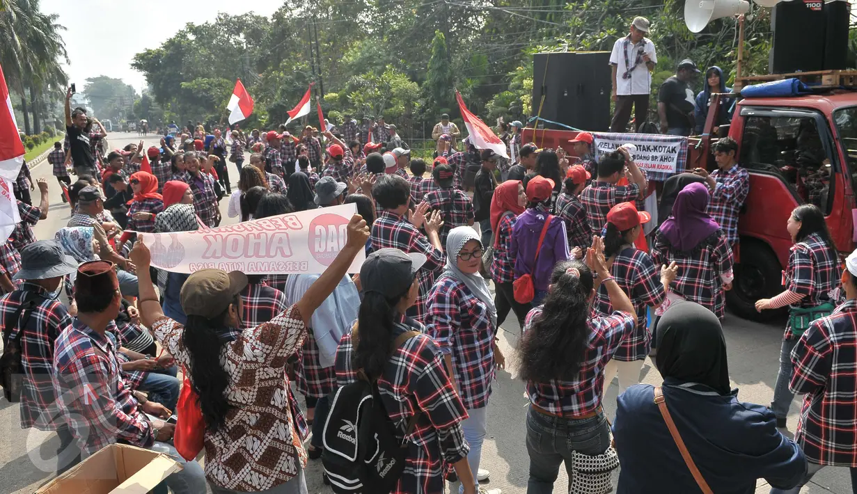 Sejumlah pendukung Basuki Tjahaja Purnama atau Ahok memadati sekitar area sidang di Kementerian Pertanian, Jakarta, Selasa (25/4). Dalam Sidang yang beragendakan pembacaan pledoi peserta tetap setia dan semangat sambil berjoget.(Liputan6.com/Helmi Afandi)