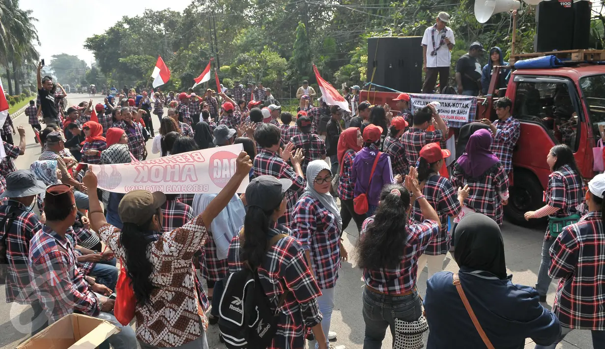 Sejumlah pendukung Basuki Tjahaja Purnama atau Ahok memadati sekitar area sidang di Kementerian Pertanian, Jakarta, Selasa (25/4). Dalam Sidang yang beragendakan pembacaan pledoi peserta tetap setia dan semangat sambil berjoget.(Liputan6.com/Helmi Afandi)
