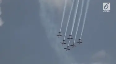 Tim Jupiter TNI AU unjuk kebolehan di Singapore Airshow 2018.