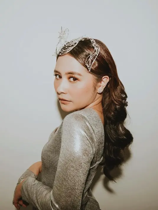 Selain mengenakan mahkota dengan desain melengkung yang sederhana, Prilly juga suka dengan model mahkota dengan bentuk yang unik dan absurd seperti ini. (Liputan6.com/IG/@prillylatuconsina96).