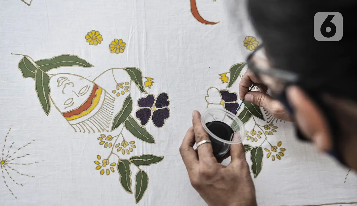 Pembatik disabilitas menyelesaikan karyanya di Rumah Batik Palbatu, Jakarta, Kamis (3/12/2020). Rumah Batik Palbatu mempercayakan kepada penyandang disabilitas binaannya untuk membuat kain batik, baik bercorak tradisional, temporer maupun perpaduan keduanya. (merdeka.com/Iqbal S. Nugroho)