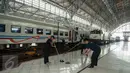 Sejumlah petugas membersihkan lantai di Stasiun Tanjung Priok, Jakarta Utara, Kamis (6/4). Memperingati hari jadinya yang ke-92, Stasiun Tanjung Priok merayakannya dengan bersih-bersih stasiun bersejarah tersebut. (Liputan6.com/Gempur M. Surya)