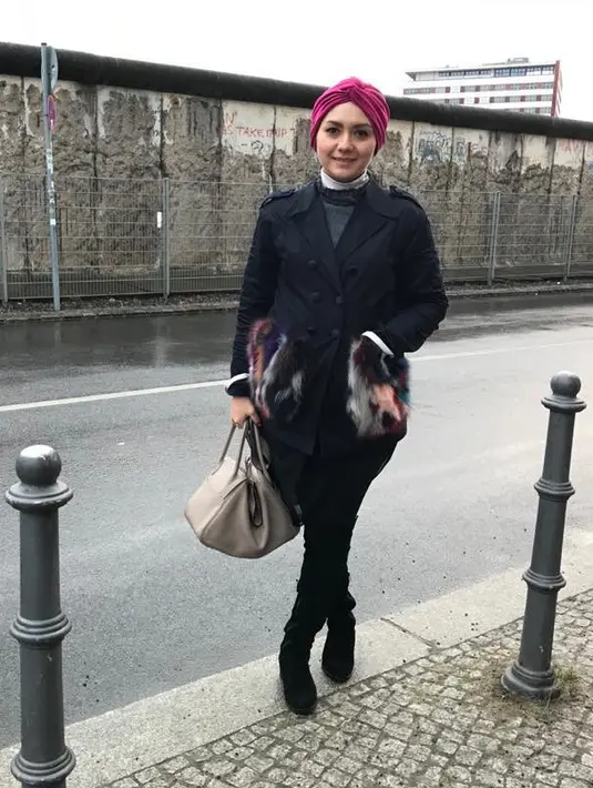 Gaya liburan ala Viona Rosalina ini sangat menginspirasi dan patut ditiru. Pasalnya, tidak berlebihan namun berhasil membuat penampilan menjadi lebih modis dan kece. (Instagram/viona_rosalina)