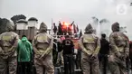 Pengemudi taksi dan ojek online menyalakan suar saat menggelar aksi di depan Gedung DPR RI, Jakarta, Rabu (21/9/2022). Puluhan massa tersebut menuntut pemerintah membuat payung hukum bagi mitra pengemudi online, menaikkan tarif dasar, menyetarakan potongan menjadi 10 persen, dan meminta subsidi asuransi kesehatan. (merdeka.com/Iqbal S. Nugroho)