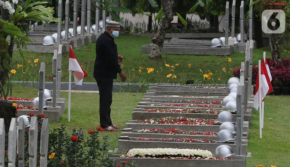 Seorang pria berziarah di Taman Makam Pahlawan (TMP) Kalibata, Jakarta, Rabu (10/11/2021). Ziarah tersebut dilakukan untuk mengingat jasa para pahlawan dan sebagai upaya memperingati Hari Pahlawan yang diperingati setiap tanggal 10 November. (Liputan6.com/Herman Zakharia)