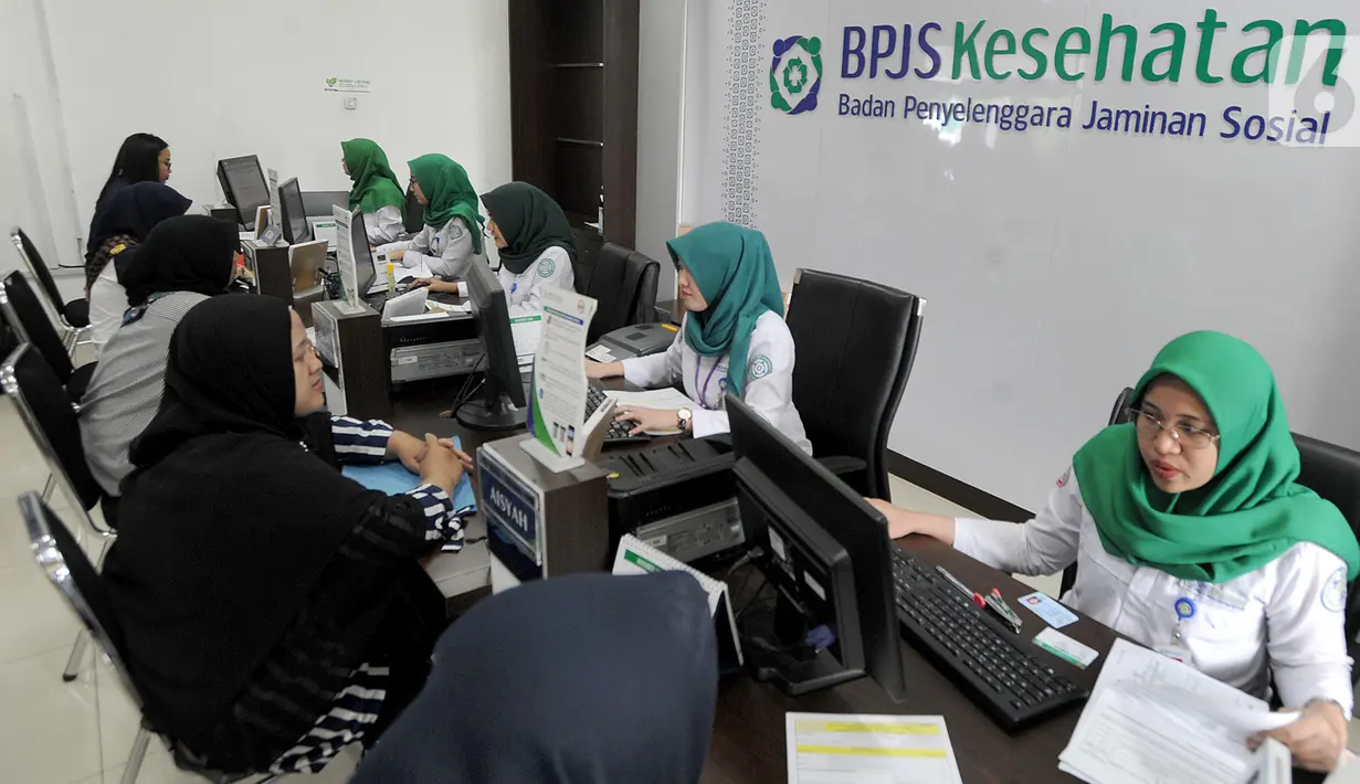 Petugas melayani warga yang mengurus iuran BPJS Kesehatan di Kantor BPJS Jalan Raya Pasar Minggu, Jakarta, Senin (4/11/2019). Perhimpunan Rumah Sakit Seluruh Indonesia memprediksi akan terjadi migrasi turun kelas pada peserta akibat kenaikan iuran 100 persen pada awal 2020. (merdeka.com/Arie Basuki)