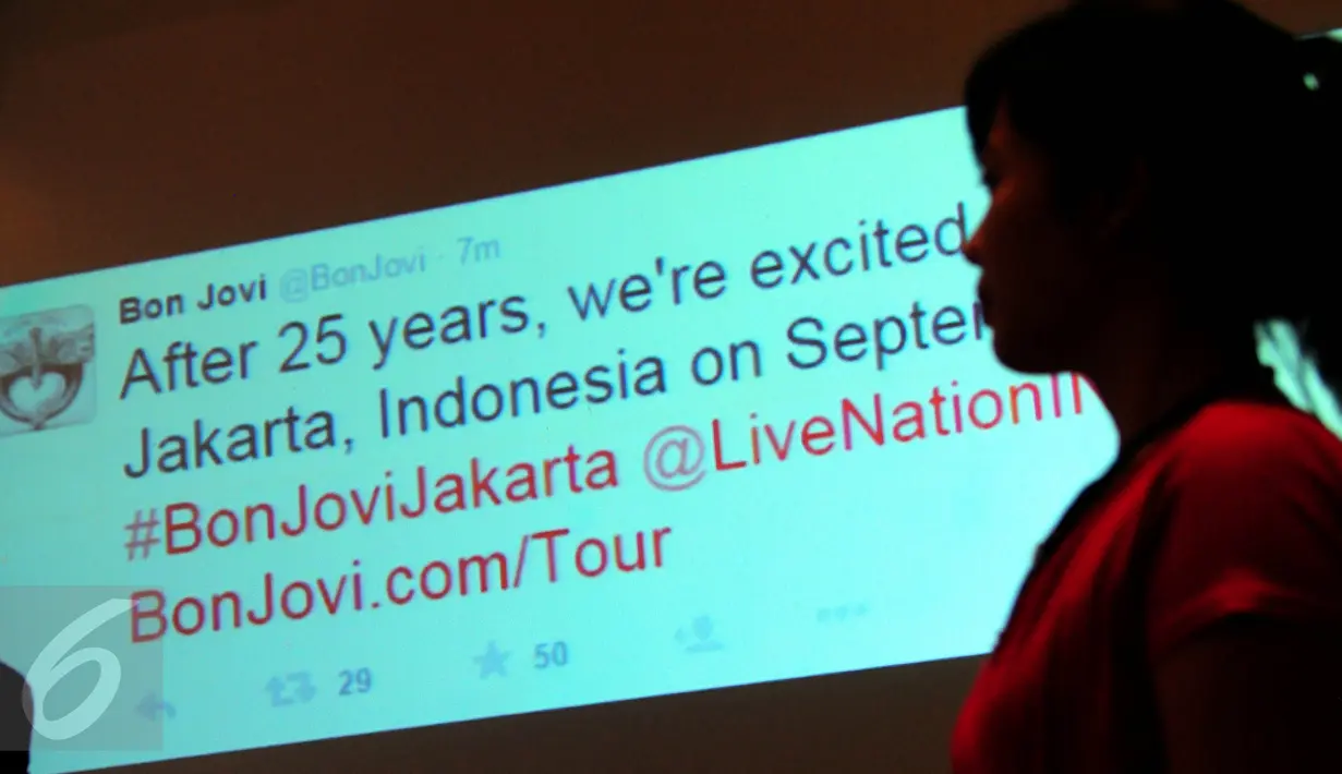 Sebuah twitter resmi Bon Jovi ditampilkan saat konferensi pers di kawasan Senayan, Jakarta, Kamis (18/6/2015). Dalam preskon tersebut, Dewi memastikan Bon Jovi akan menghibur fansnya di Indonesia pada 11 September 2015. (Liputan6.com/Faisal R Syam)
