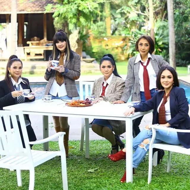 Genap Berusia 62 Tahun, Ini 7 Transformasi Vina Panduwinata yang Tetap Memesona