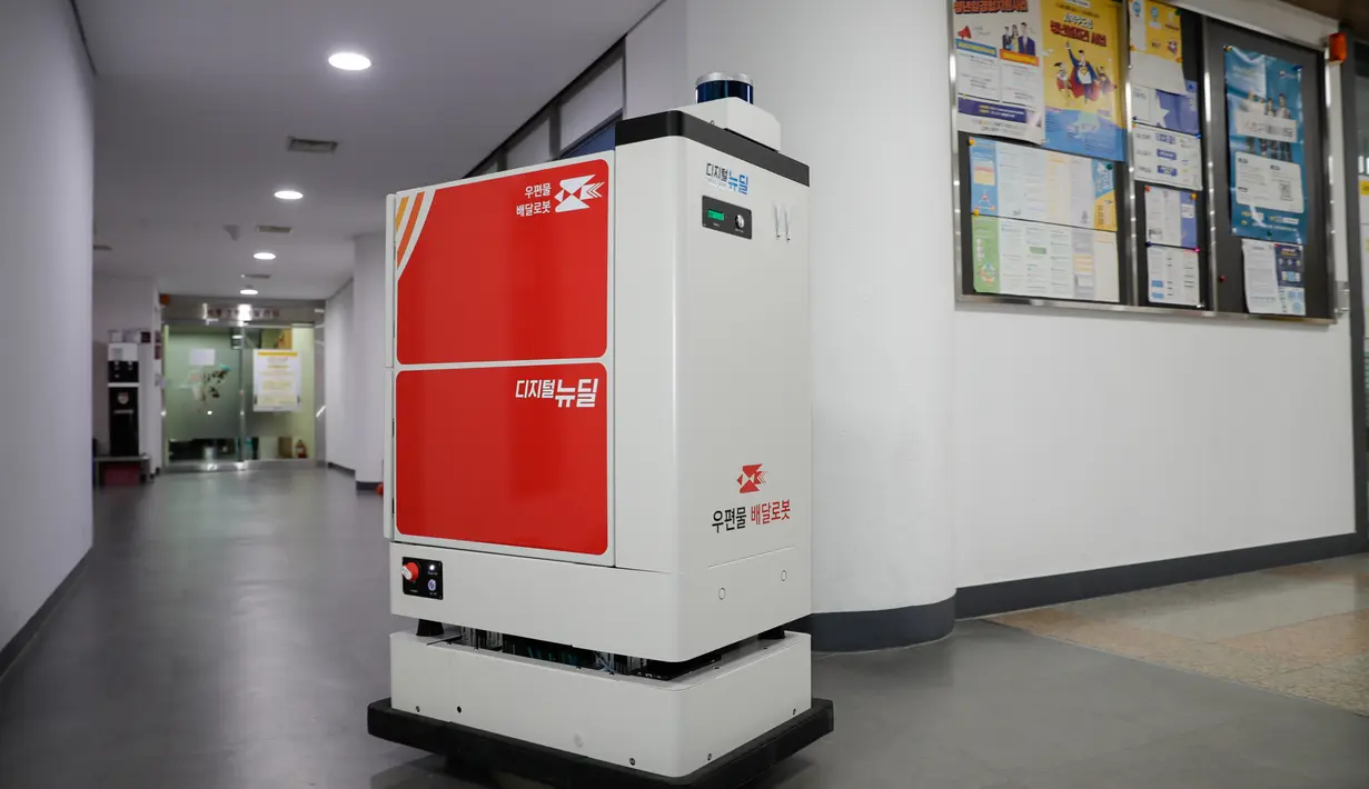 Robot pengantar berjalan setelah menyelesaikan pengiriman sesuai yang diprogramkan di Kampus Sejong Universitas Korea di Kota Sejong, pada 28 Oktober 2020. Kampus itu mendemonstrasikan layanan pengiriman pos dan surat nirawak menggunakan robot otomatis dan kendaraan nirawak. (Xinhua/Wang Jingqiang)