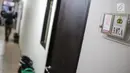 Nomor dan foto diri penghuni terpasang di depan pintu Rumah Susun (Rusun) Promoter Polri di Kebon Jeruk, Jakarta Barat, Rabu (28/11). Gubernur DKI Jakarta Anies Baswedan meresmikan rusun yang dibangun dengan dana APBD. (Liputan6.com/Faizal Fanani)
