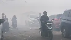 Napas Tersengal di Bawah Kepungan Asap TPA Jatiwaringin