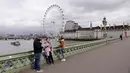 Pemandangan Jembatan Westminster dan London Eye di London, Inggris (18/3/2020). PM Inggris Boris Johnson mengatakan seluruh sekolah akan ditutup mulai Jumat (20/3) setelah otoritas kesehatan mengonfirmasi total 2.626 kasus infeksi COVID-19 dan 104 kematian. (Xinhua/Tim Ireland)