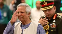 Peraih hadiah Nobel Perdamaian, Muhammad Yunus (kiri) sesaat sebelum diambil sumpahnya untuk memimpin pemerintahan sementara Bangladesh sebagai penasihat utama, pada hari Kamis (8/8/2024) malam. (MUNIR UZ ZAMAN/AFP)