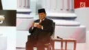 Capres nomor urut 02 Prabowo Subianto menulis catatan saat tanya jawab dalam debat keempat Pilpres 2019 di Hotel Shangri-La, Jakarta, Sabtu (30/3). Debat kali ini mengangkat tema tentang ideologi, pemerintahan, pertahanan dan keamanan, serta hubungan internasional. (Liputan6.com/JohanTallo)