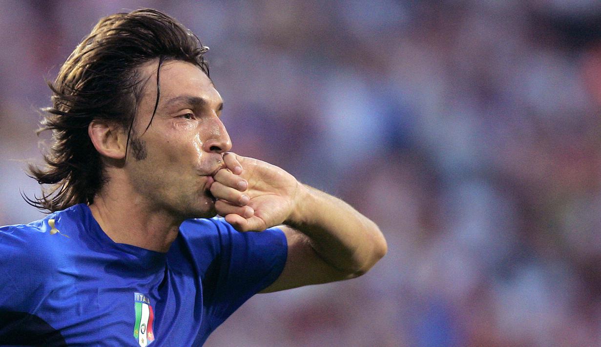 Gelandang Italia, Andrea Pirlo, merayakan gol yang dicetaknya ke gawang Ghana pada laga Piala Dunia di Stadion Hannover, Lower Saxony, Senin (12/6/2006). Pada turnamen ini Pirlo berhasil mengantar Italia juara. (AFP/Michael Urban)