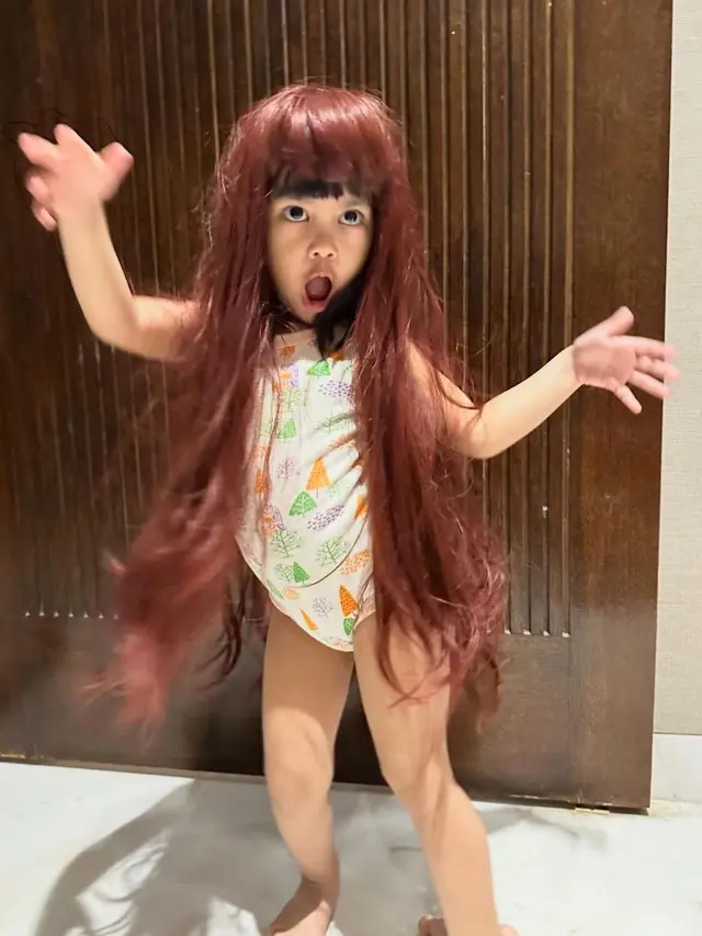 Nakeya Ayu pakai wig berwarna merah menggemaskan (Instagram/@riafinola dan @nakeya_ayu)