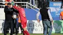 Kiper Bastia, Jean Louis Leca (2kiri) mengusir suporter dari lapangan saat timnya melawan Lyon pada laga Ligue 1 Prancis di Armand Cesari stadium, Bastia, (16/4/2017). Laga ini akhirnya dihentikan LFP. (AFP/Pascal Pochard-Casabianca)