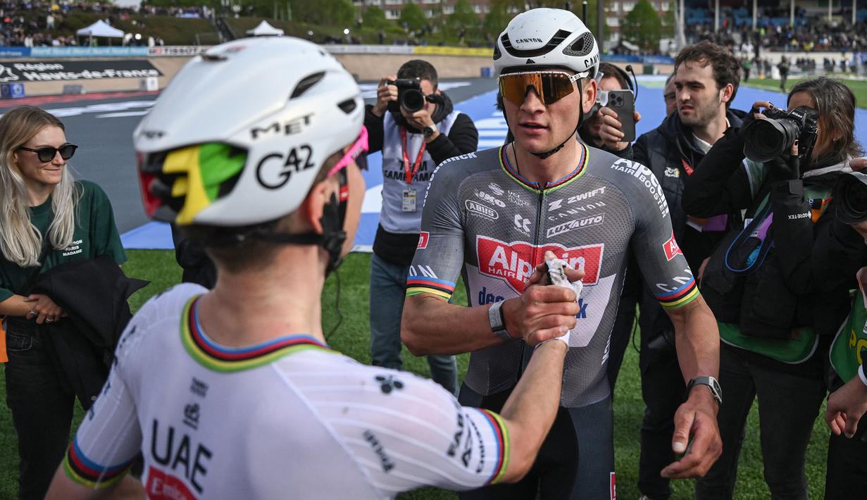 Pembalap Alpecin-Deceuninck, Mathieu van der Poel (kanan) bersalaman dengan pembalap UAE Team Emirate, Tadej Pogacar setelah memenangkan Paris Roubaix 2025 pada Minggu (13/04/2025) waktu setempat. Van der Poel menyelesaikan balapan yang menempuh jarak 259,2 km antara Compiegne hingga Roubaix, Prancis dengan catatan waktu 5 jam 27 menit 27 detik. (AFP/Jeff Pachoud)