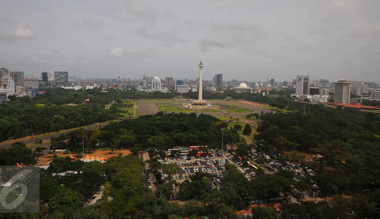 Suasana Taman Monumen Nasional (monas) dari ketinggian di Jakarta, Kamis (29/12). Dalam perayaan itu Pemprov DKI akan menggelar malam bebas kendaraan (Car Free Night) sehingga beberapa jalan akan ditutup. (Liputan6.com/Angga Yuniar)