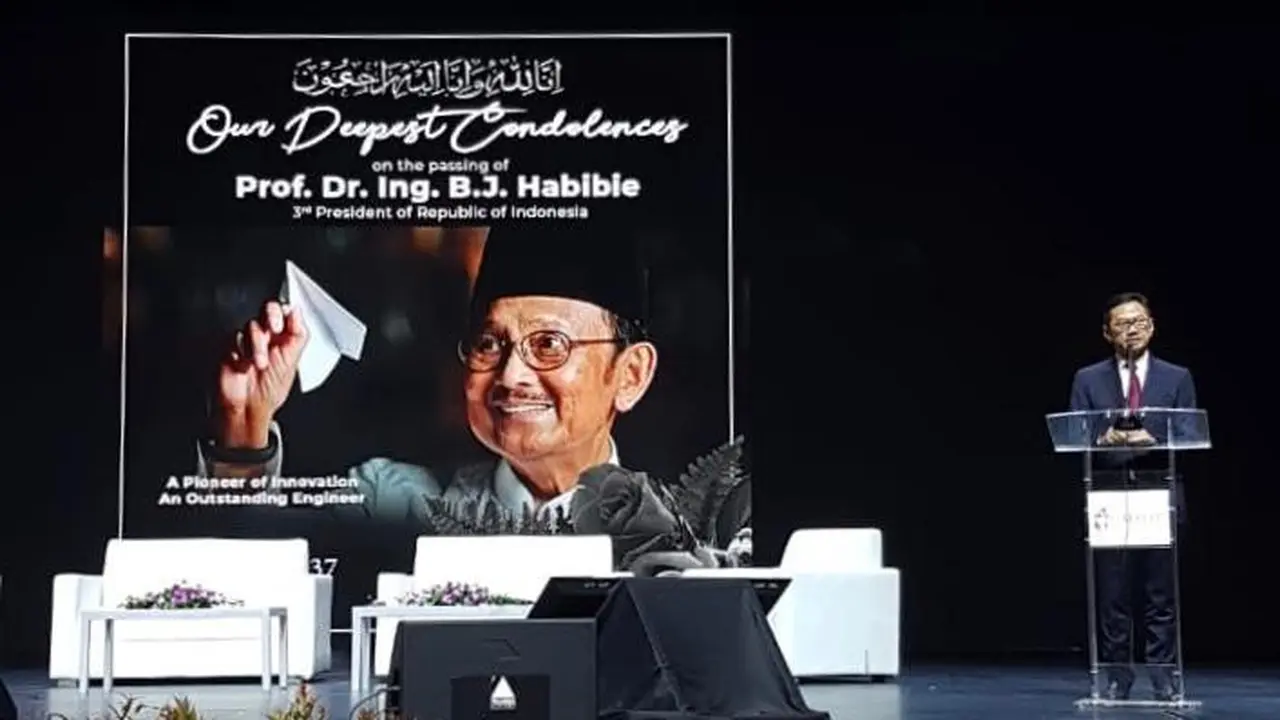 Prnghormatan Insinyur se-ASEAN kepada BJ Habibie