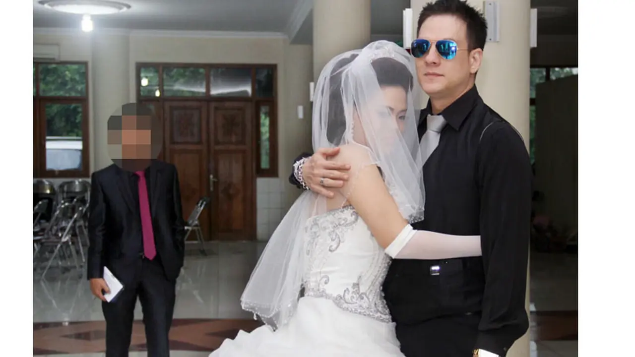 Kenakan Baju Pengantin Bersama Wanita, Bertrand Antolin Menikah?