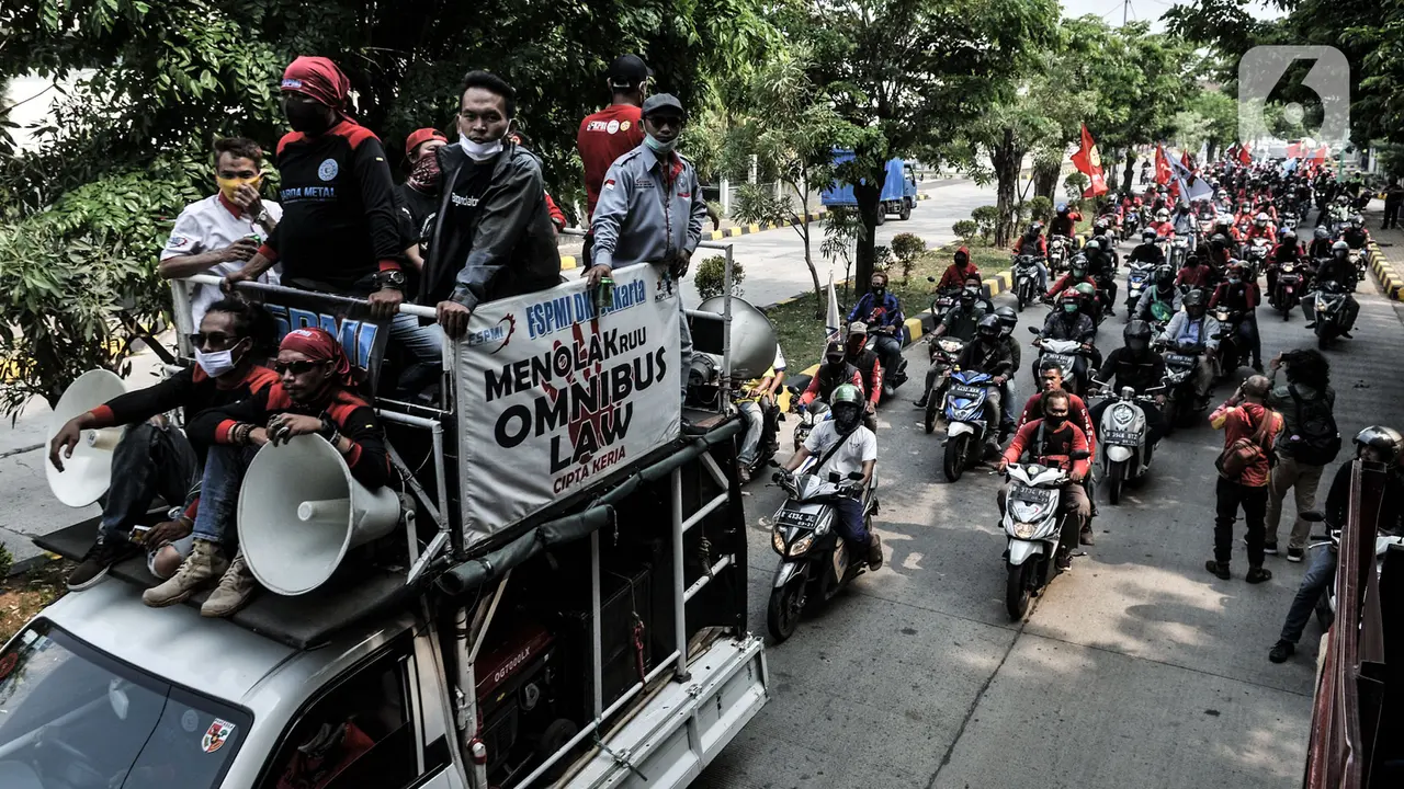 FOTO: Aksi Ratusan Buruh Jakarta Tolak UU Cipta Kerja