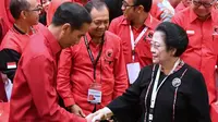 Presiden Joko Widodo atau Jokowi menyalami Ketua Umum PDIP Megawati Soekarnoputri saat Rakernas PDIP III Tahun 2018 di Badung, Bali, Jumat (23/2). Jokowi mengapresiasi kepercayaan yang kembali diberikan. (Liputan6.com/Pool/Biro Pers Setpress)