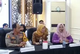 Psikolog profesional Irna Minauli mengungkapkan hasil pemeriksaan terhadap A, anak pelaku pembunuhan terhadap ibu kandungnya sendiri di Medan. (Liputan6.com/ Reza Efendi)
