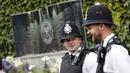 Polisi berjaga dengan santai diluar lapangan pada ajang Tenis Wimbledon Championships 2016 di The All England Lawn Tennis Club, Wimbledon,  London, (27/6/2016). (AFP/Adrian Dennis)