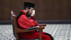 Anwar Usman saat mengikuti prosesi wisuda purnabakti di Ruang Sidang Mahkamah Konstitusi (MK), Jakarta, Senin (13/4/2026). Anwar Usman resmi pensiun sebagai Hakim Mahkamah Konstitusi (MK). (Kapanlagi.com/Budy Santoso)