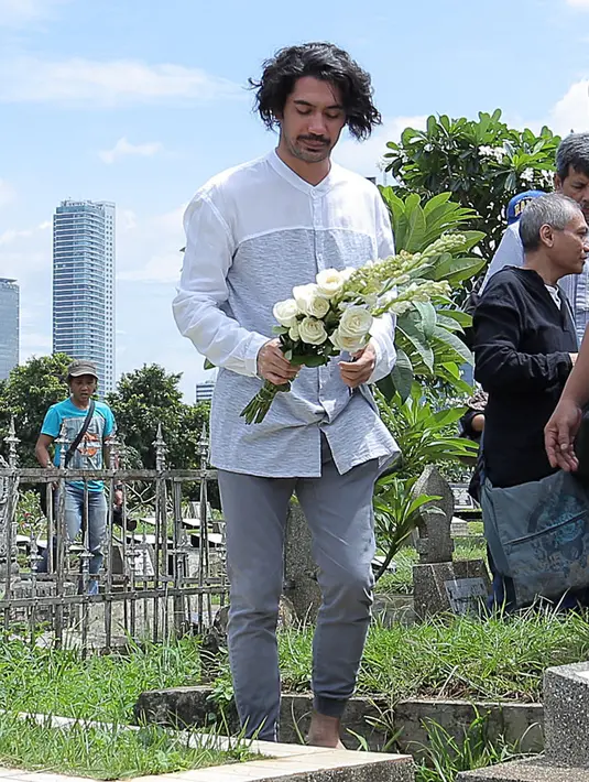 Bicara soal kebiasaan ziarah kubur, Reza mengaku bukan kebiasaan yang sering ia lakukan. Keceuali berkaitan dengan film yang dibintanginya, seperti sebelumnya ia juga mengunjungi makam ibu Ainun. (Deki Prayoga/Bintang.com)