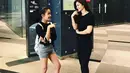 Cut Tari memang selalu pamer tumbuh kembang sang anak di banyak momen. Seperti saat Cut Tari dan Sydney bercengkerama dengan kompaknya. Momen Cut Tari bersama Sydney pakai baju senada ini sukses curi perhatian. (Liputan6.com/IG/cuttaryofficial)