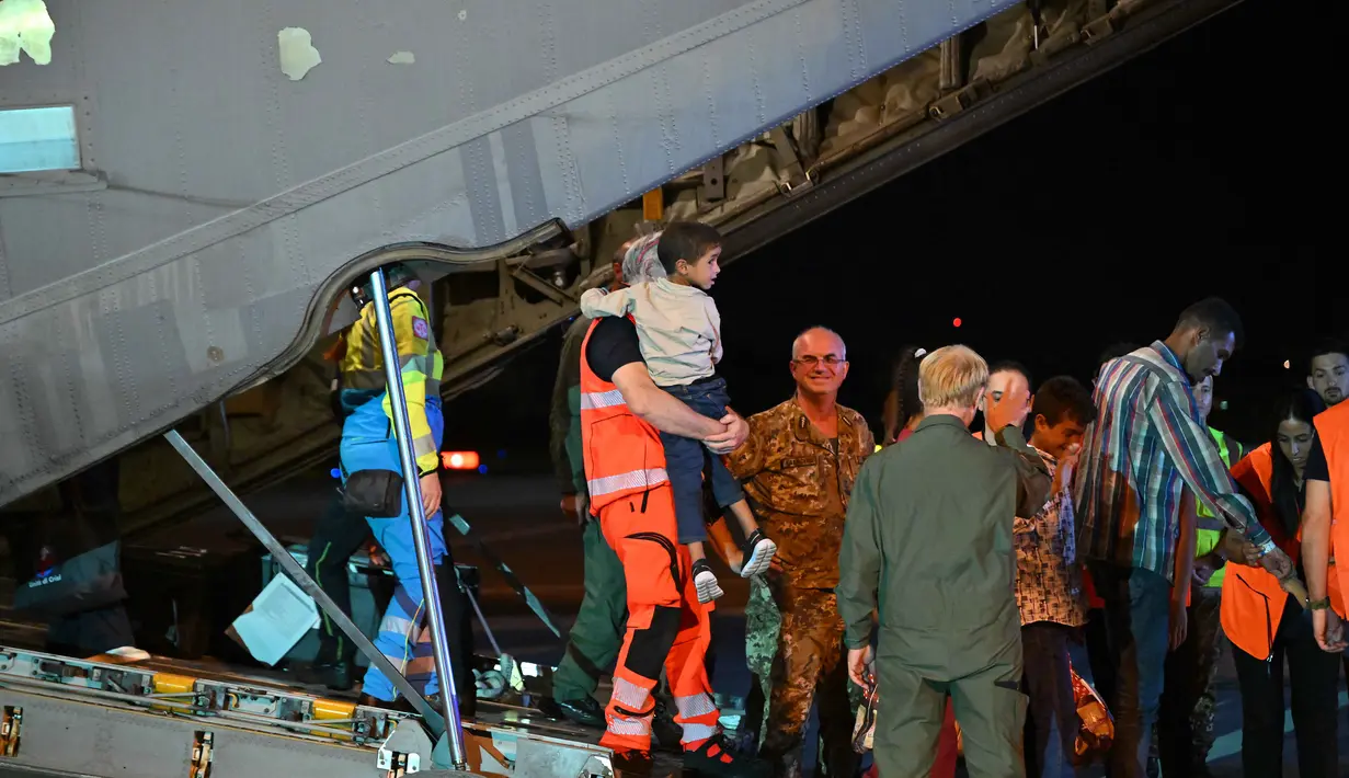 Lebih dari 30 anak-anak Palestina didampingi oleh keluarganya dengan jumlah total hampir 120 orang tiba di Bandara Ciampino, Roma, Italia pada 14 Agustus 2025. (Andreas SOLARO/AFP)