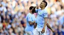 Striker Manchester City, Gabriel Jesus, melakukan selebrasi usai mencetak gol ke gawang Stoke City pada laga Premier League di Stadion Etihad, Sabtu (14/10/2017). Manchester City menang 7-2 atas Stoke City. (AP/Mike Egerton)