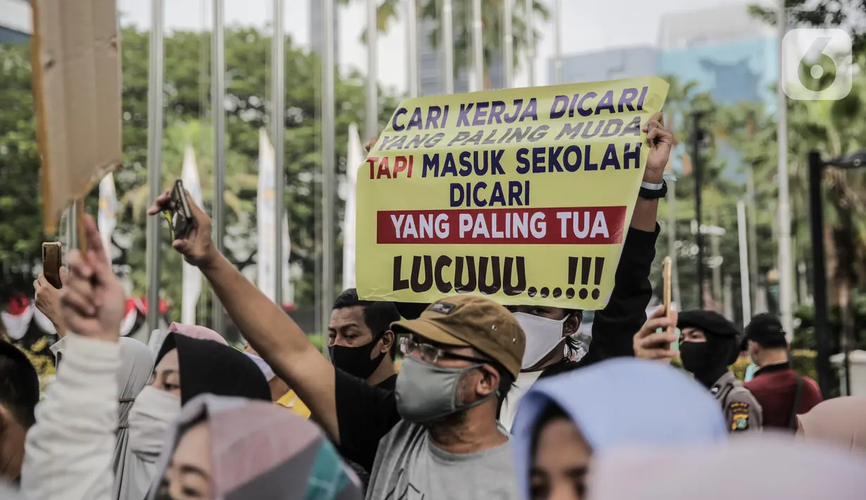 Para orang tua siswa menggelar aksi didepan gedung Balaikota, Jakarta, Selasa (23/6/2020). Mereka menuntut Gubernur DKI Jakarta Anies Baswedan menghapus prioritas usia dalam aturan Penerimaan Peserta Didik Baru (PPDB) DKI Jakarta. (Liputan6.com/Faizal Fanani)