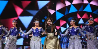 Pedangdut Ayu Ting Ting didapuk menjadi pembuka dalam konser megah dalam rangka ulang tahun ke-22 Indosiar. Ayu sukses menyemarakkan suasana sebagai konser pembuka. (Adrian Putra/Bintang.com)