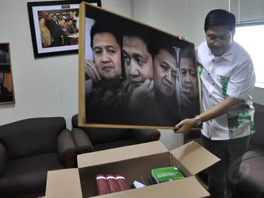 Anggota Komisi III Ahmad Yani membereskan barang-barang yang ada di ruang kerjanya di gedung Parlemen, Jakarta, (11/9/14). (Liputan6.com/Miftahul Hayat)